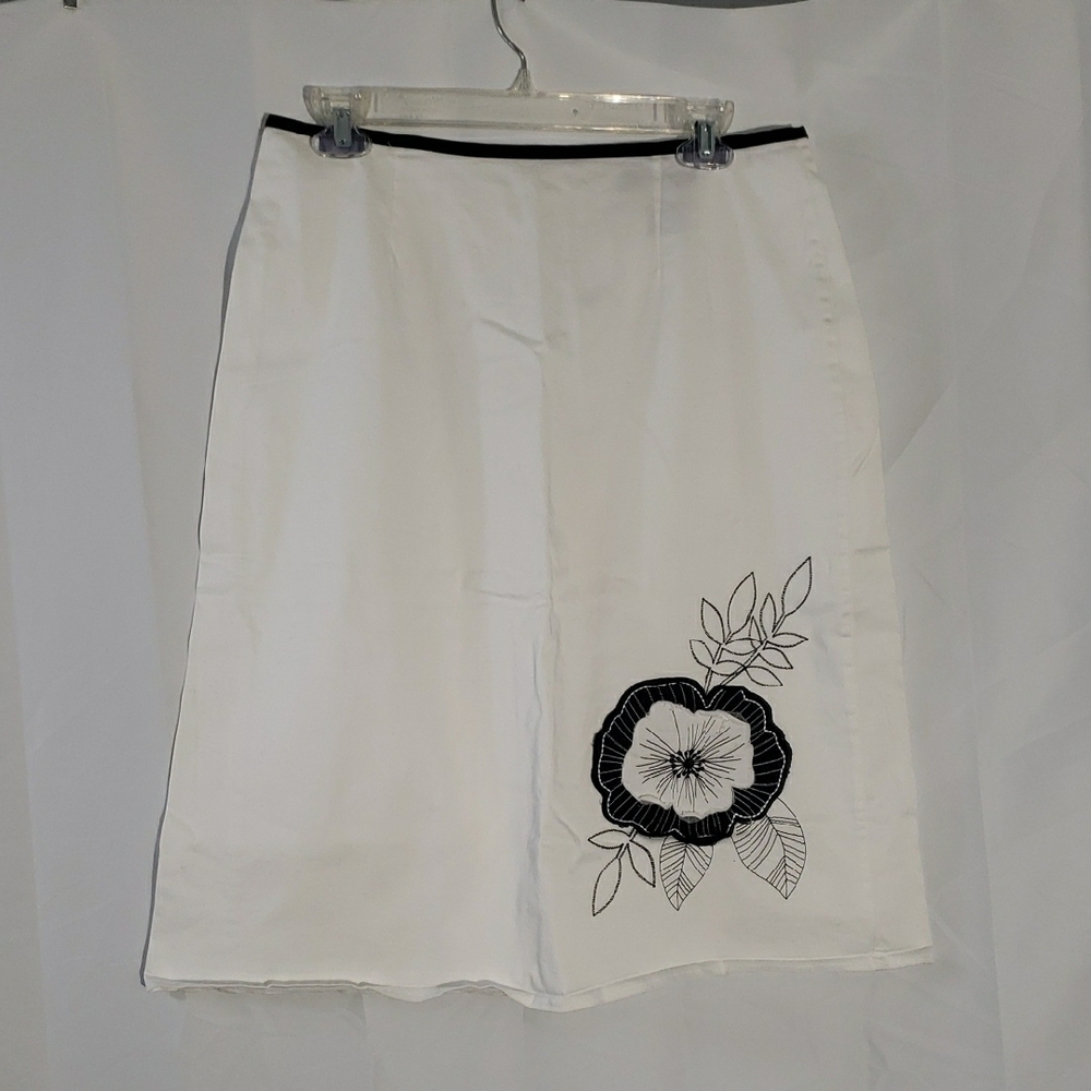Chic White Midi Skirt  Black Floral Design Style & Co size 10 stretchy Cotton